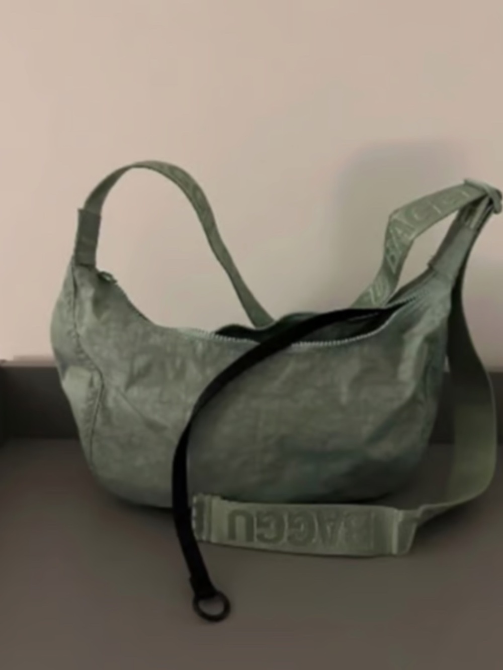 Baggu Medium Crescent Bag - Seafoam - UO Exclusive!! DISCONTINUED - Picture 2 of 9